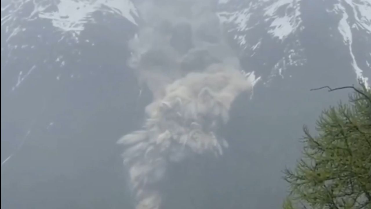 Alp Dağları ndan kopan dev buzul koca bir köyü yuttu