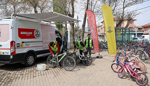 Kırsaldaki çocukların bisikletini belediye tamir ediyor
