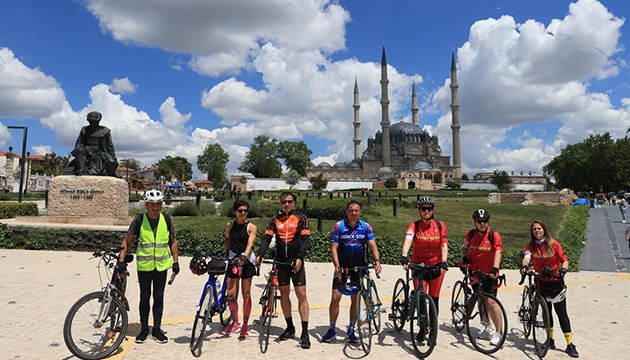 Avrupa dan  Vefa Turu na çıkan bisikletçiler Edirne ye ulaştı
