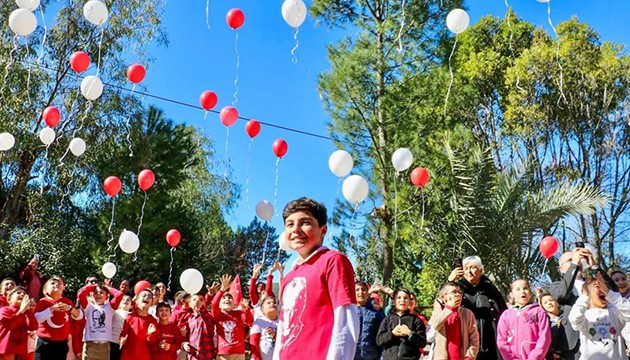 Lösemiyi yenerek okula dönen çocuk için balonlar bırakıldı