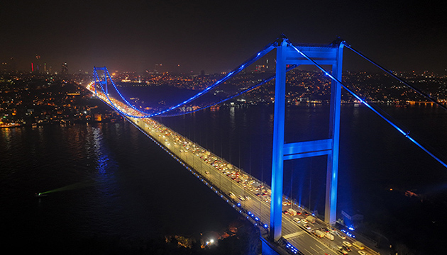 FSM Köprüsü mavi renge büründü