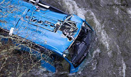 Yolcu otobüsü nehre düştü: 3 ölü