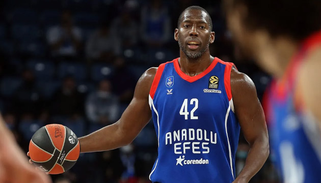 İstanbul da feci kaza! Anadolu Efes oyuncusu Bryant Dunston ın üzerine TIR dorsesi devrildi