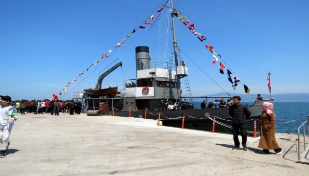 Nusret Mayın Gemisi'ni ziyaret için sıraya girdiler