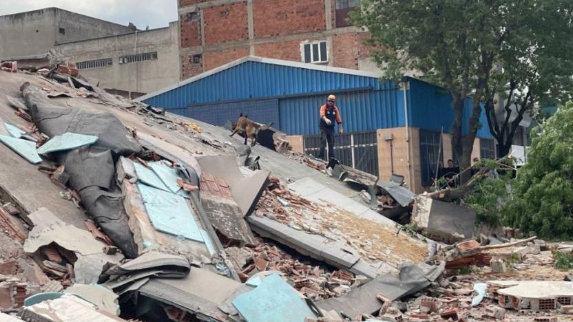 Bursa da 4 katlı bina  kontrollü yıkım  sırasında çöktü