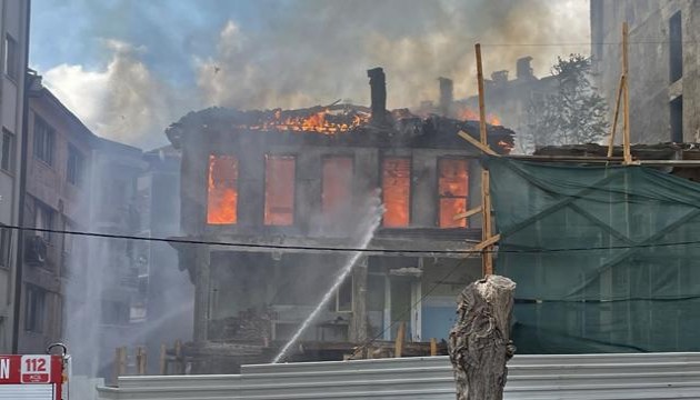 Bursa'da tarihi binada korkutan yangın!