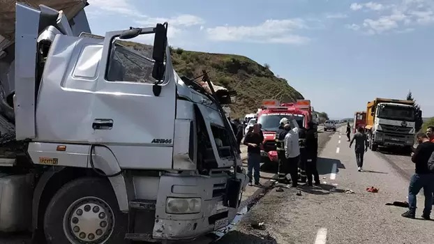 İki TIR kafa kafaya çarpıştı!