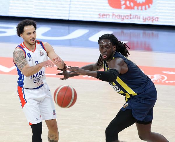 Anadolu Efes, Fenerbahçe yi devirdi