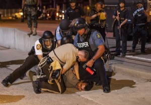 Ferguson da dün gece bir polis memuru vuruldu!