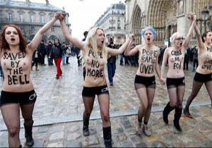 Femen Papa yı Böyle Uğurladı...