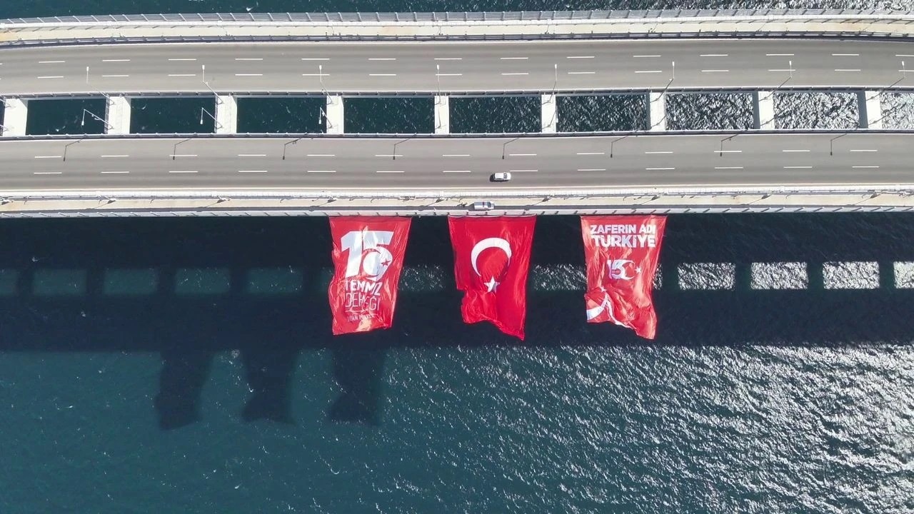 Çanakkale Köprüsü ne Türk bayrağı asıldı