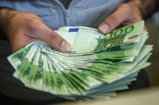 Euro dan yeni rekor, dolar 3 ayın zirvesinde