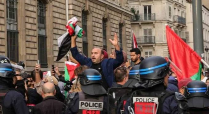 Paris te polis, Filistin e destek yürüyüşüne katılanlara göz yaşartıcı gazla müdahale etti