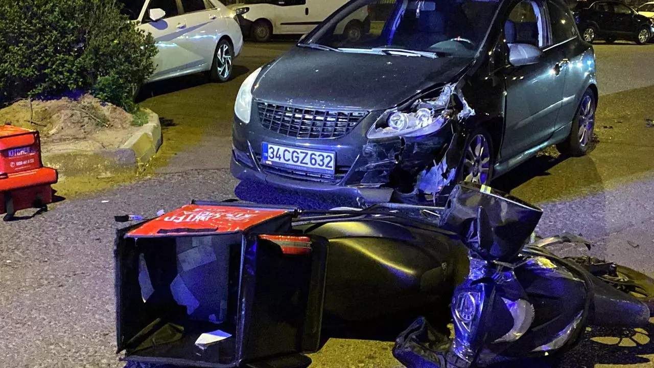 Feci kaza: Kurye otomobille çarpıştı