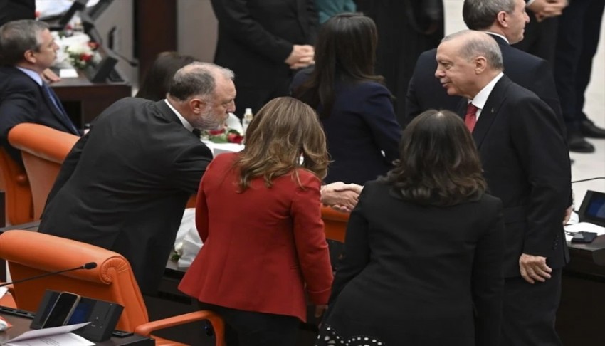 Erdoğan, DEM grubuyla tokalaştı