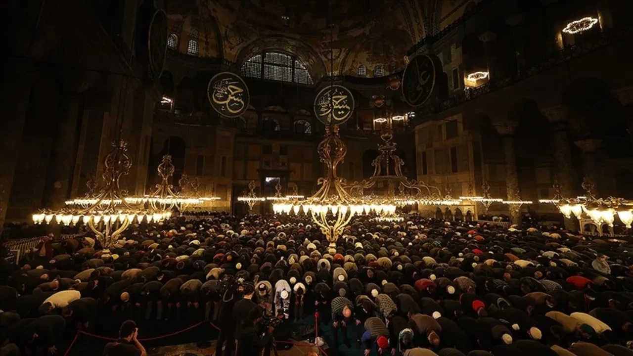 Ramazan ayında teravihe gitmek şart mı?