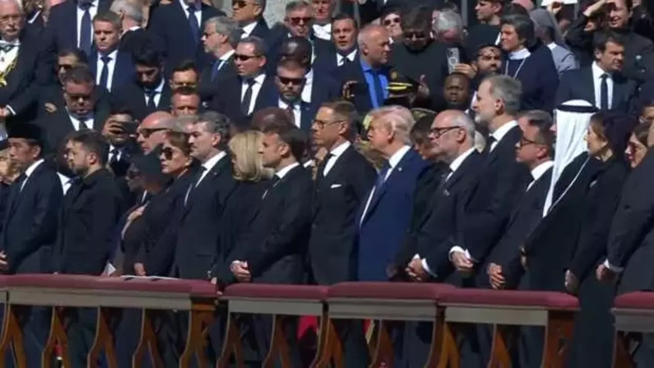 Liderler Papa nın cenazesinde