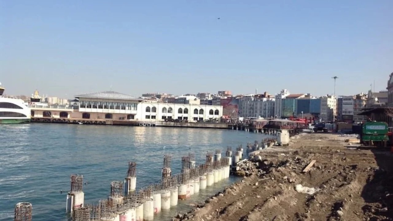 İskelede 4 kişi denize düştü