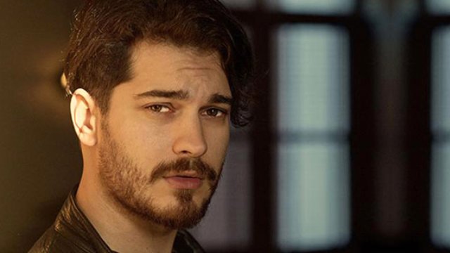 Çağatay Ulusoy Yeşilçam dizisiyle ekranlara böyle dönüyor