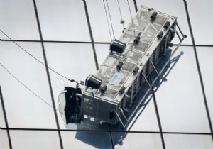 ABD de cam siliciler gökdelende mahsur kaldı!