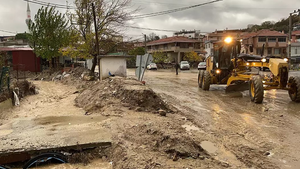 Çanakkale yi sağanak yağış vurdu: Sokaklar sular altında kaldı