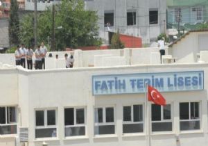 GÜNÜN MAHALLE BASKISI HABERİ: LİSE ÇATISINDA TOPLU NAMAZ!