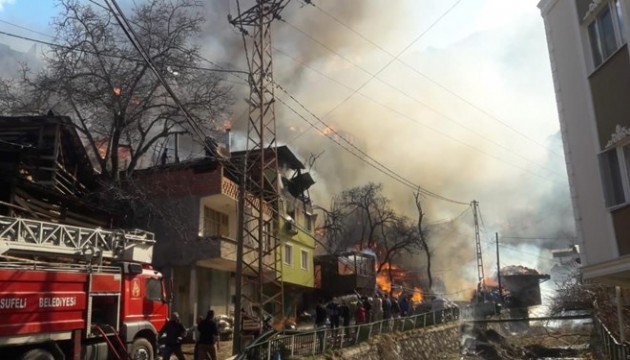 Artvin'de alevler 50 eve sıçradı