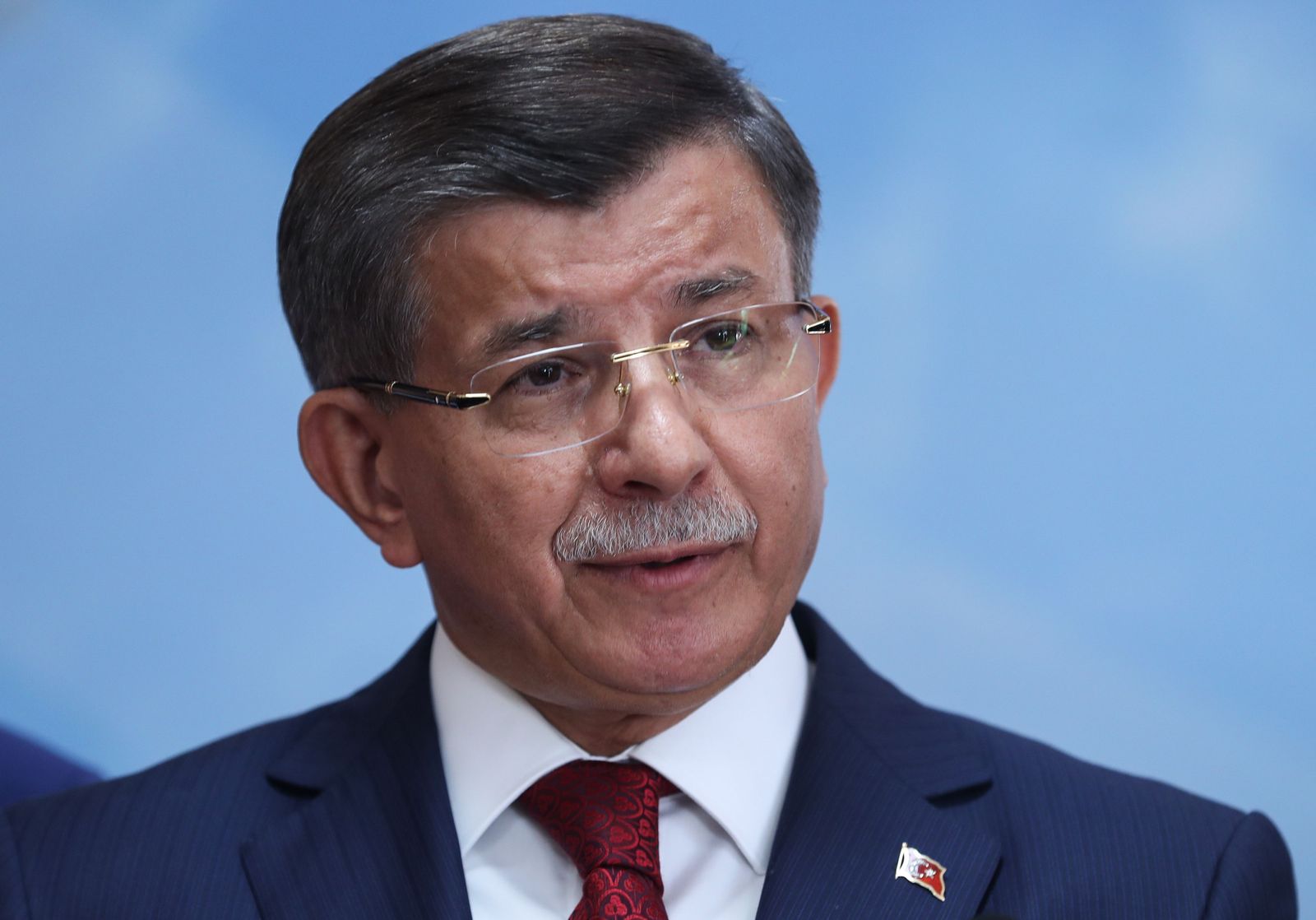 Davutoğlu ndan 50 yıl önceki manşetle  kur  tepkisi: