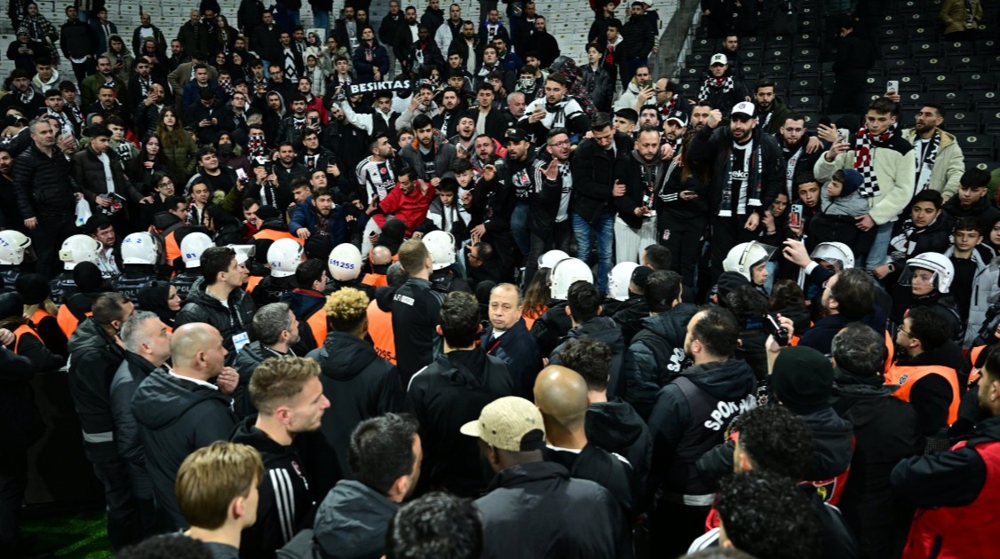 Beşiktaşlı taraftarlardan teknik heyet ve futbolculara tepki