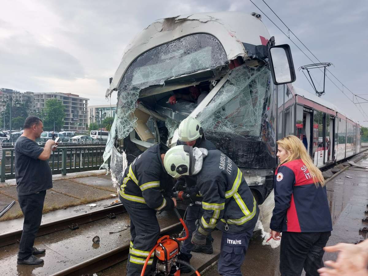 İki tramvay kafa kafaya  çarpıştı