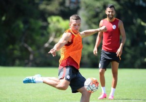 Podolski Almanya nın gündemine oturdu!