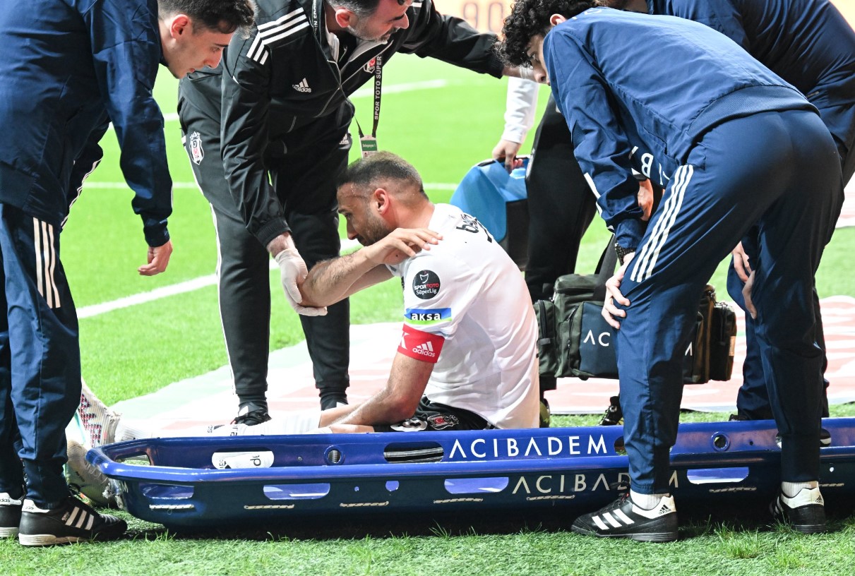 Sakatlanan Cenk Tosun, sahadan gözyaşlarıyla çıktı! Dizinden zannedildi ama...