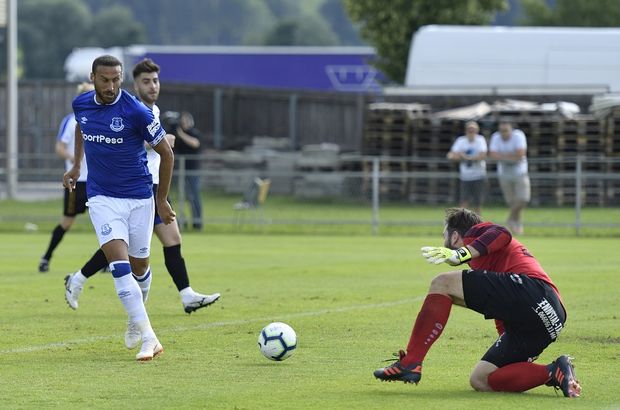 Everton taraftarı ile Cenk Tosun karşı karşıya