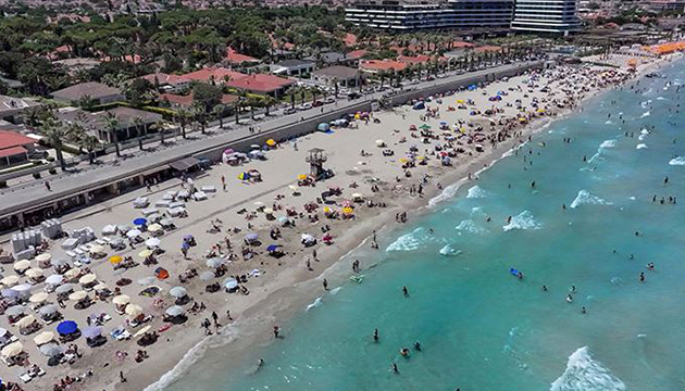 Çeşme de plajlar doldu taştı