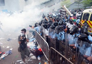Çevik kuvvet Hong Kong sokaklarından çekildi!