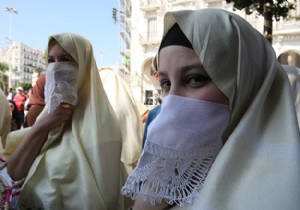 Cezayir de başörtüsü yasağını kaldırın çağrısı!