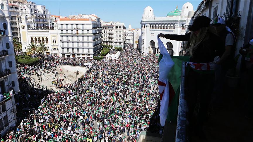 Cezayir de  yüz binler sokakta