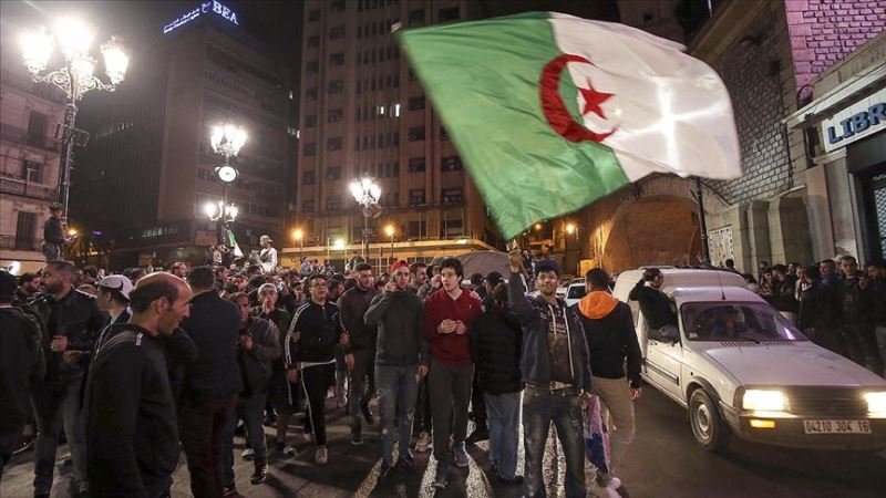 Cezayir de parlamento Buteflika nın istifası için toplanacak