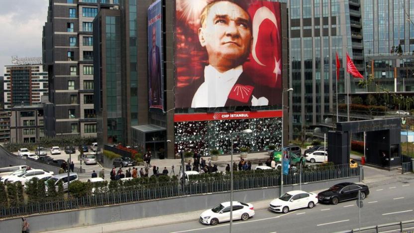 CHP İstanbul İl Başkanlığı binası önünde silah sesleri