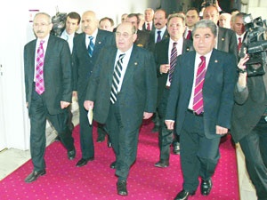 CHP, 50 VEKİLLE KOMİSYONU BASTI