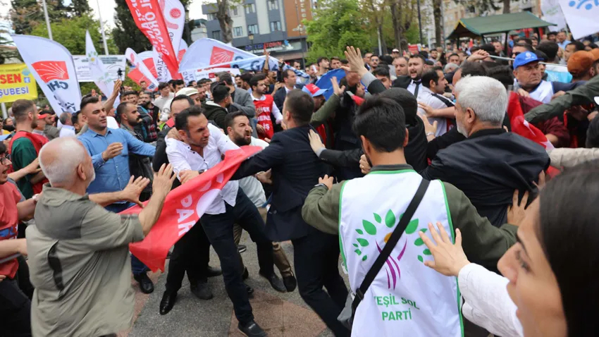 CHP liler ile Memleket Parti lilerin bayrak kavgası: Tekme tokat birbirlerine girdiler