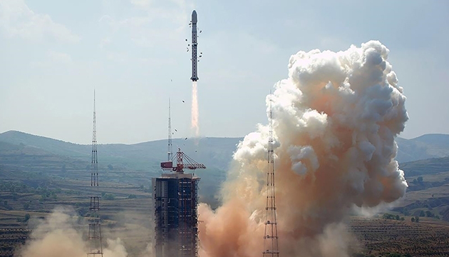 Çin, üç yer gözlem uydusunu fırlattı!