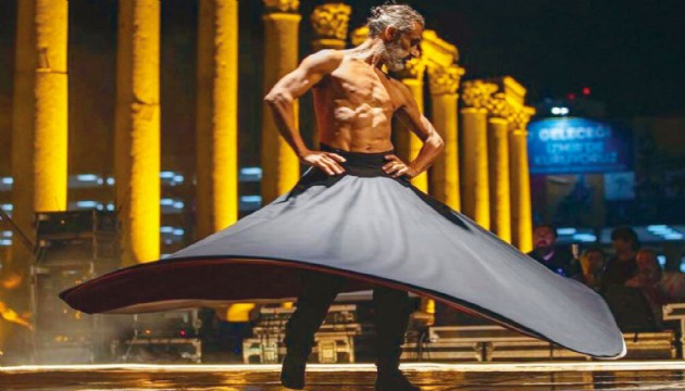Belediye'nin düzenlediği gösteride, yarı çıplak Semazen tepki topladı!