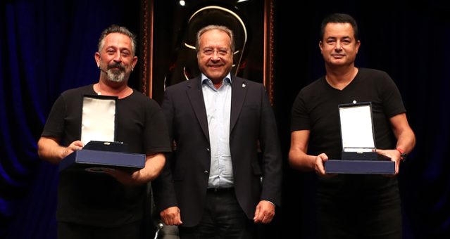 Cem Yılmaz sözünü tuttu