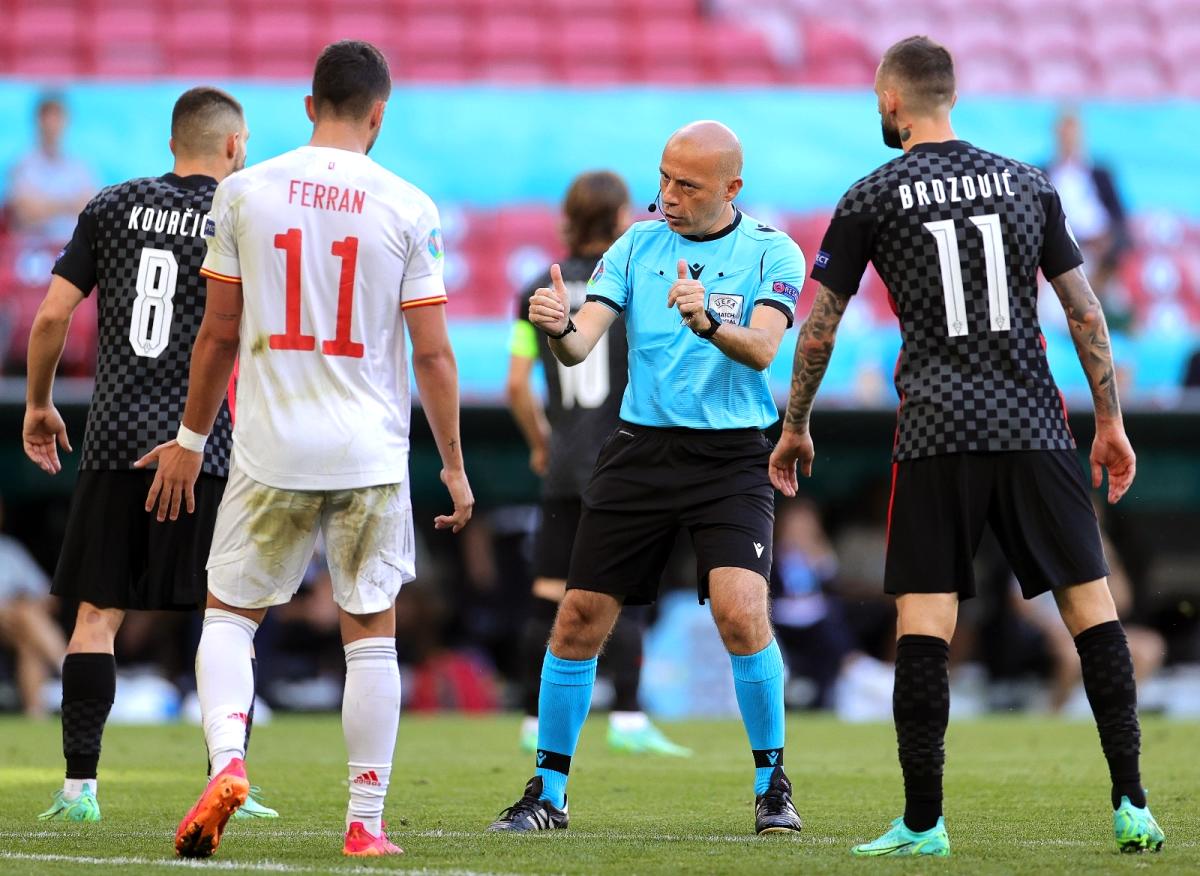 Cüneyt Çakır a UEFA dan kötü haber