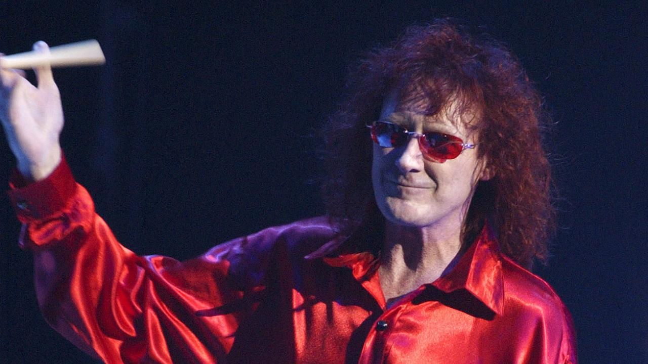 AC/DC nin bateristi Colin Burgess hayatını kaybetti