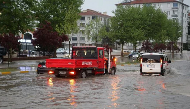 Çorum da şiddetli yağış etkili oldu