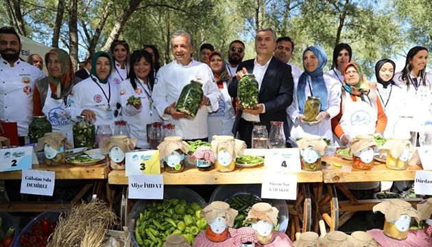 Çubuk'ta en hızlı turşu kurma yarışması!