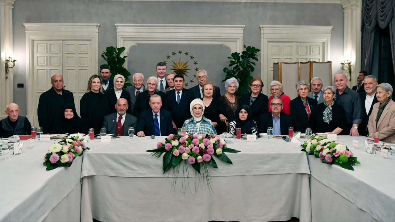 Cumhurbaşkanı Erdoğan dan eşi Emine Erdoğan ın yaşlılarla iftarına sürpriz ziyaret