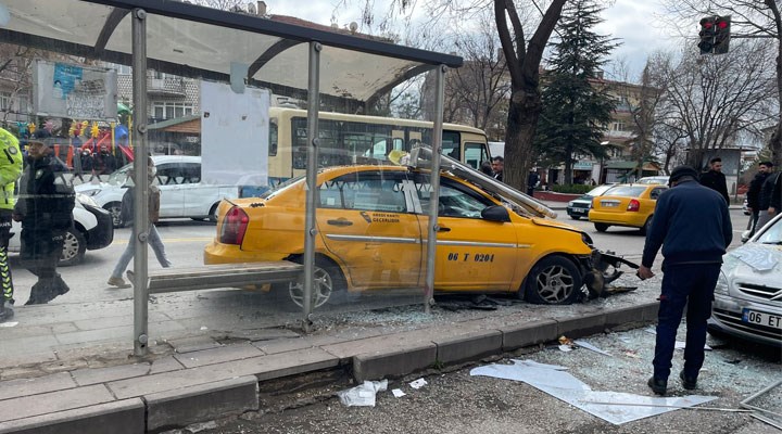 Feci kaza: Taksi otobüs durağına daldı